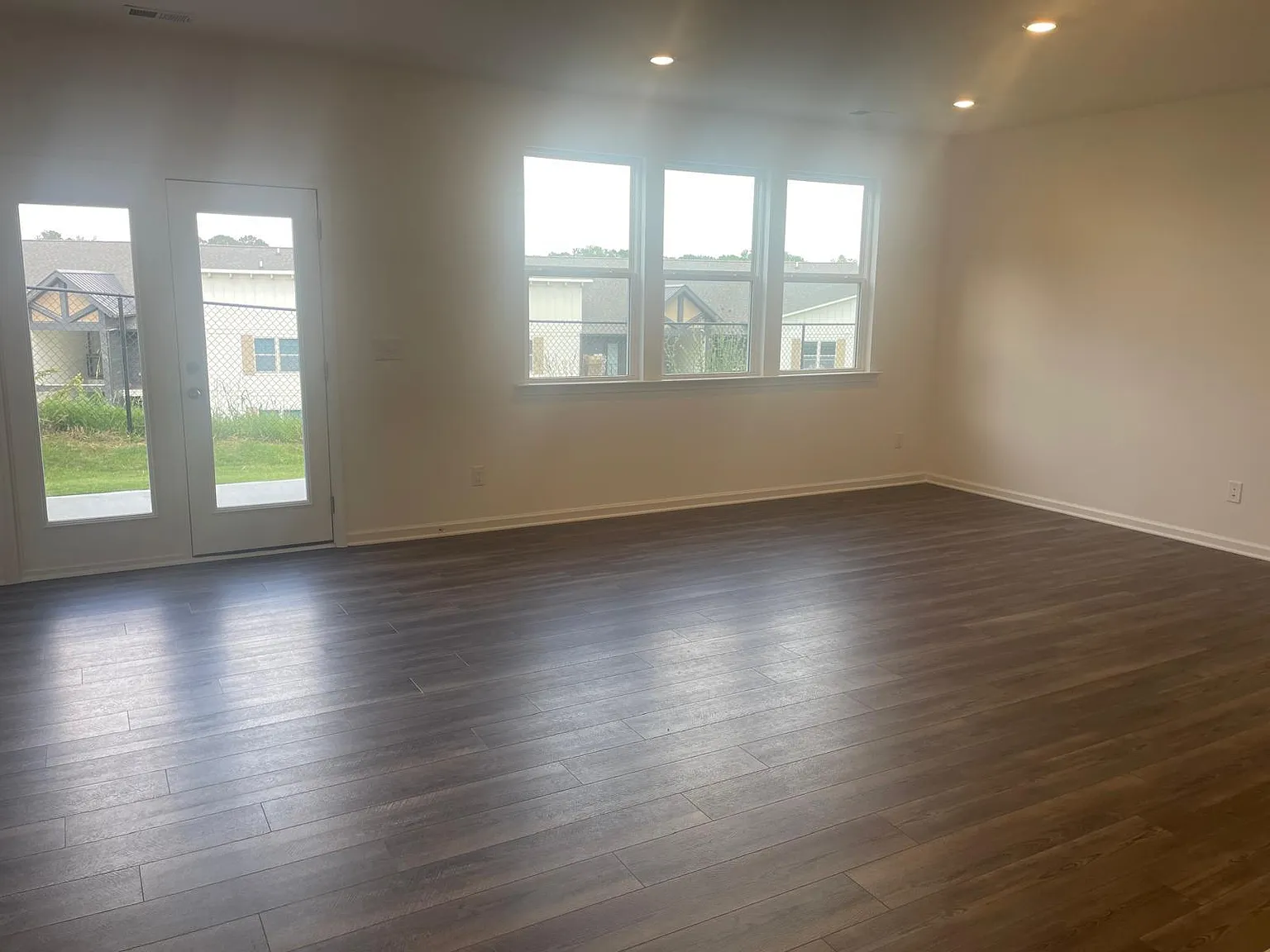 3 bed, 2.5 bath, 1850 sqft, $1,900 — Photo 2
