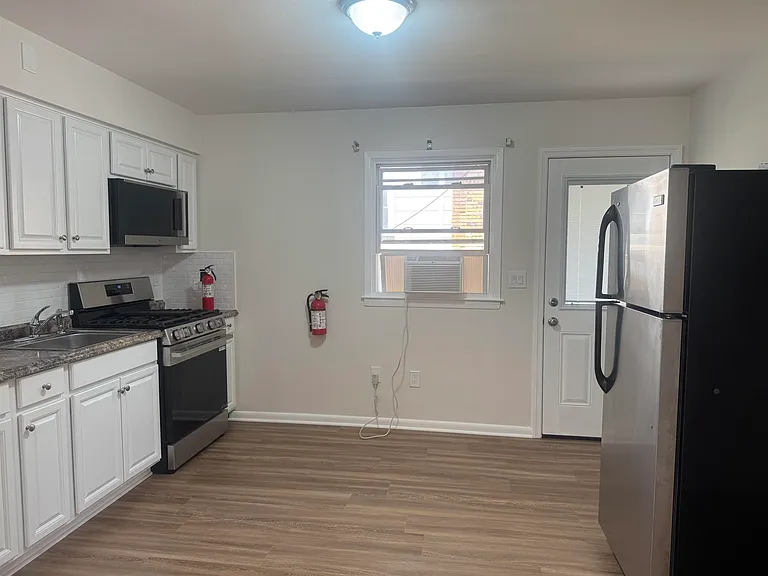 717 Hudson Ave #1 — Photo 8