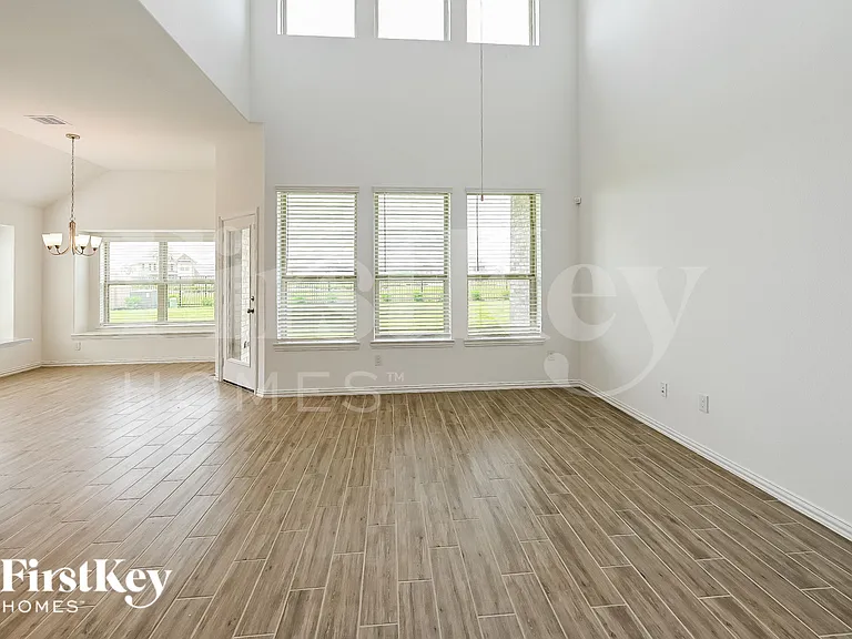 14915 Lake Shore Ave — Photo 2