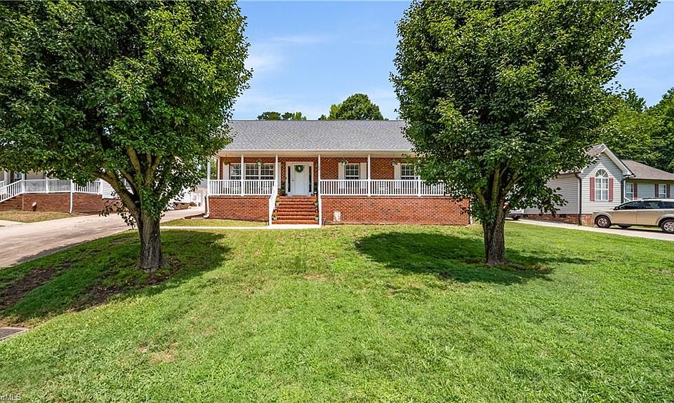 1st image of 108 Larkspur Ln
