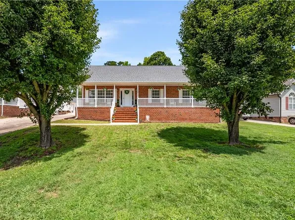 108 Larkspur Ln, Thomasville, NC 27360