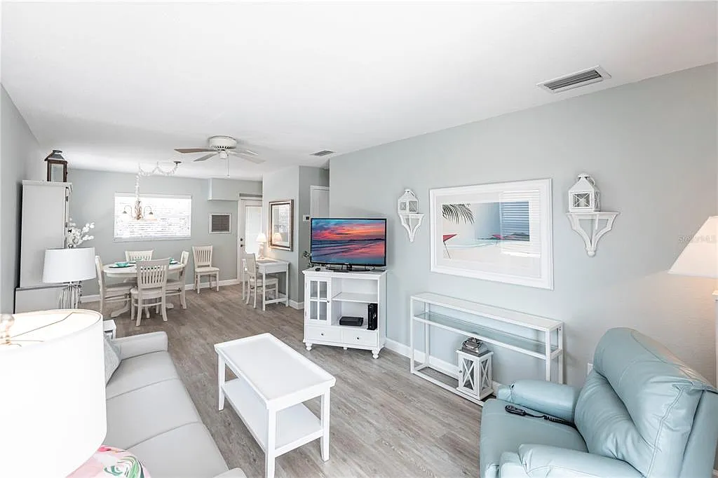 1 bed, 1.0 bath, 696 sqft, $7,470 — Photo 2