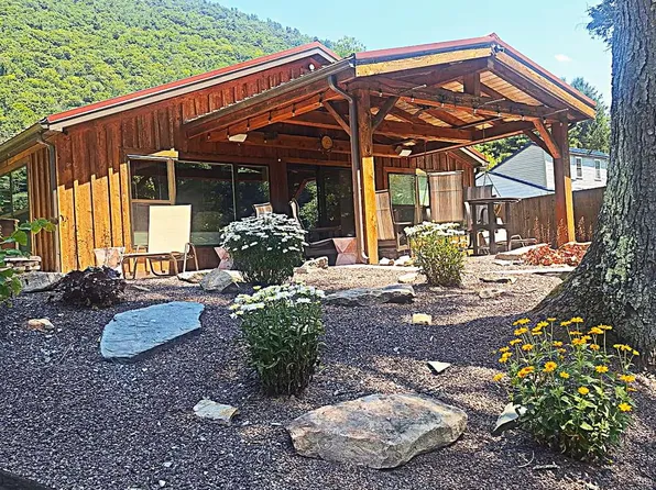 137 Hocker Ln, Jersey Mills, PA 17739