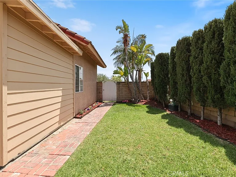 23205 Azela Cir — Photo 41
