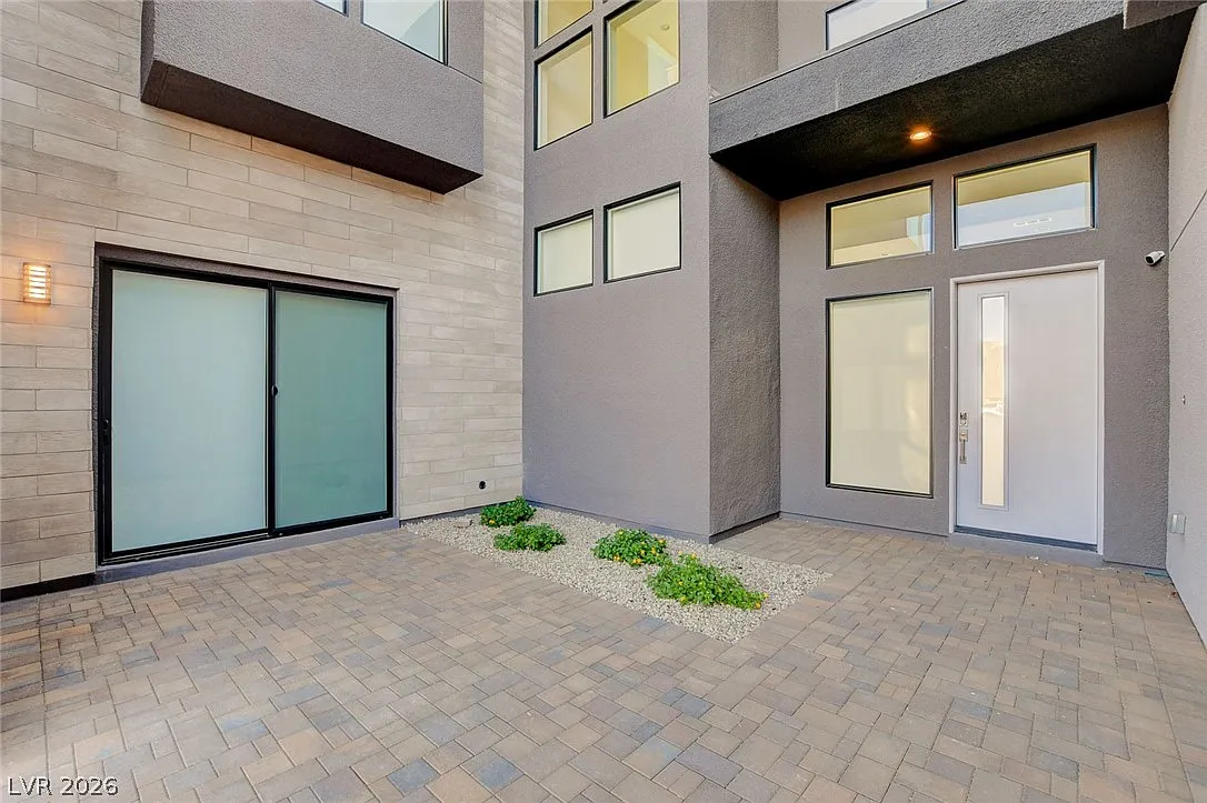 4 bed, 4.5 bath, 4670 sqft, $18,500 — Photo 3