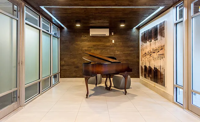 Rented by Nooklyn NYC LLC | media 86