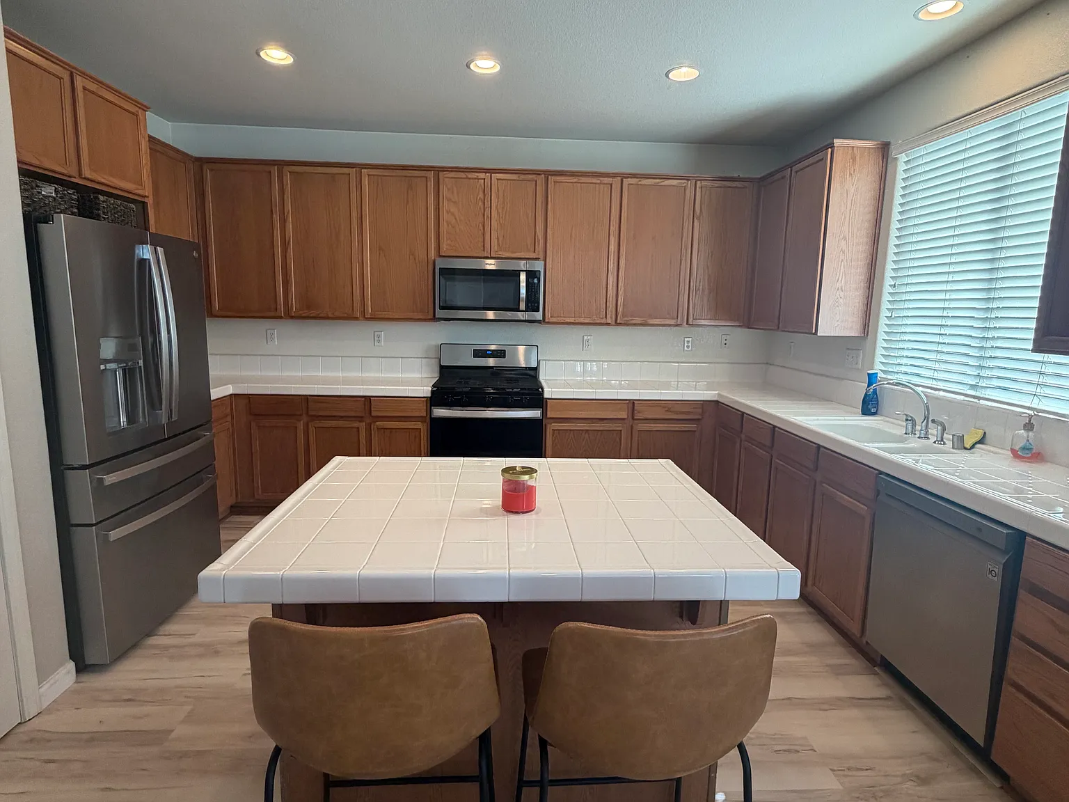 4 bed, 2411 sqft, $3,400 — Photo 3