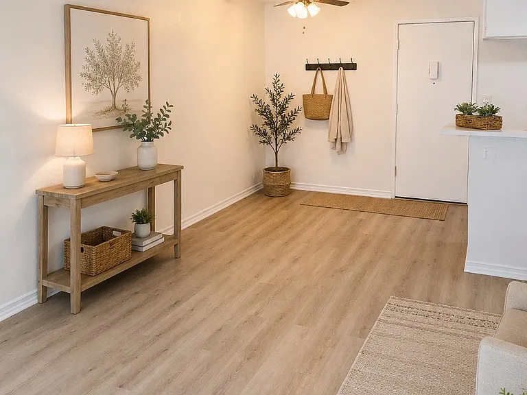 18366 Collins St #6 — Photo 3