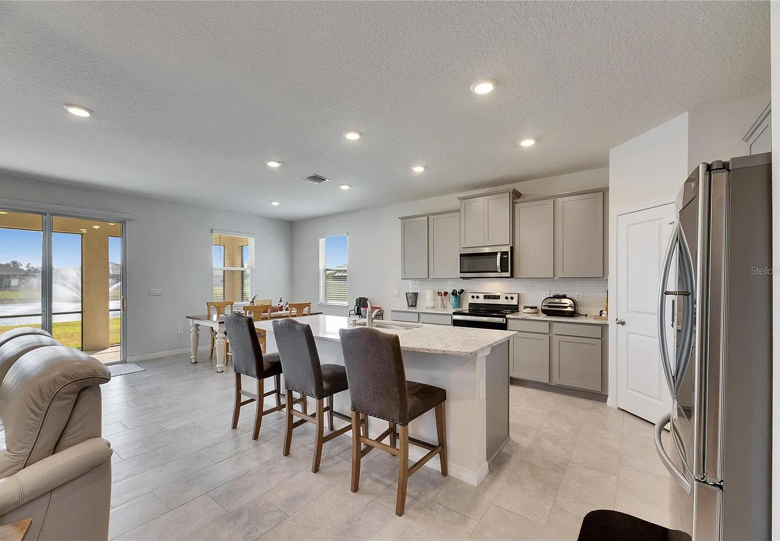 4 bed, 2700 sqft, $4,200 — Photo 2