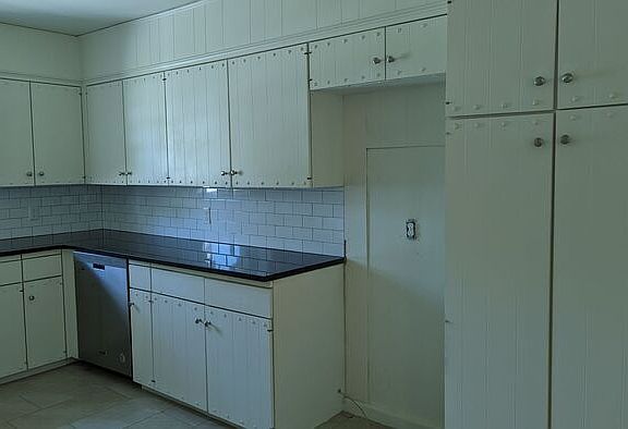 3rd image of 809 NW 8th St