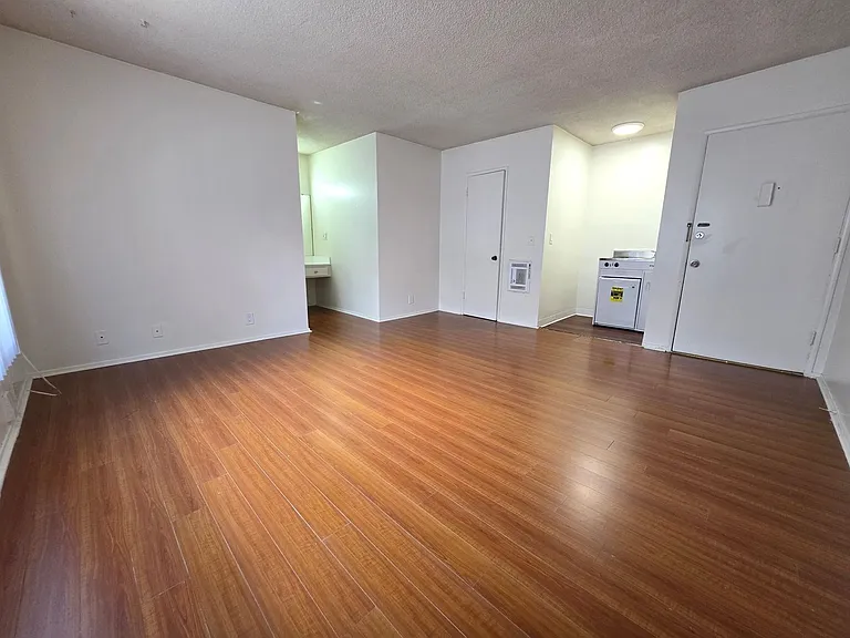 1332 Wellesley Ave — Photo 2