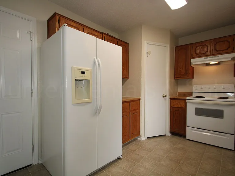 1112 Goodhue Dr — Photo 6