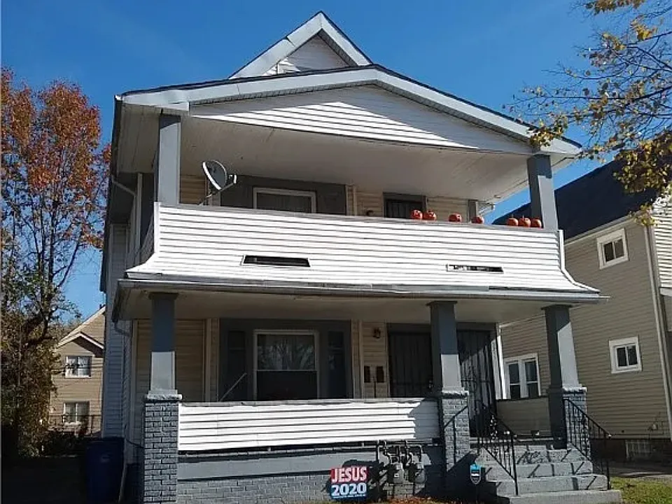 E 145th St