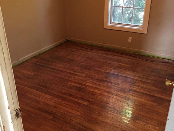3rd image of 1213 Woodlawn Dr