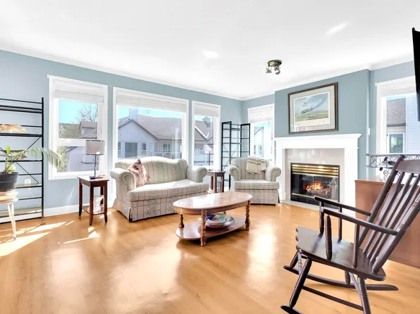 17740 58a Ave #302, Surrey, BC V3S 8M5
