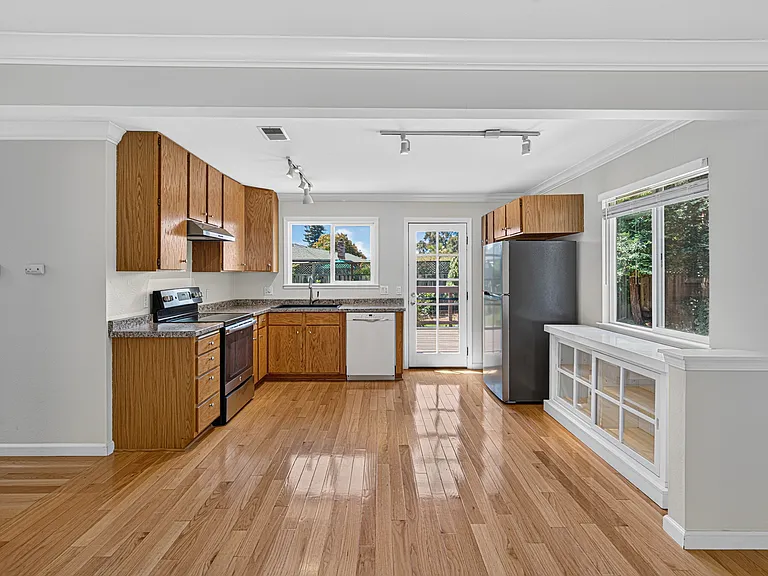 2020 Rivera Dr — Photo 9