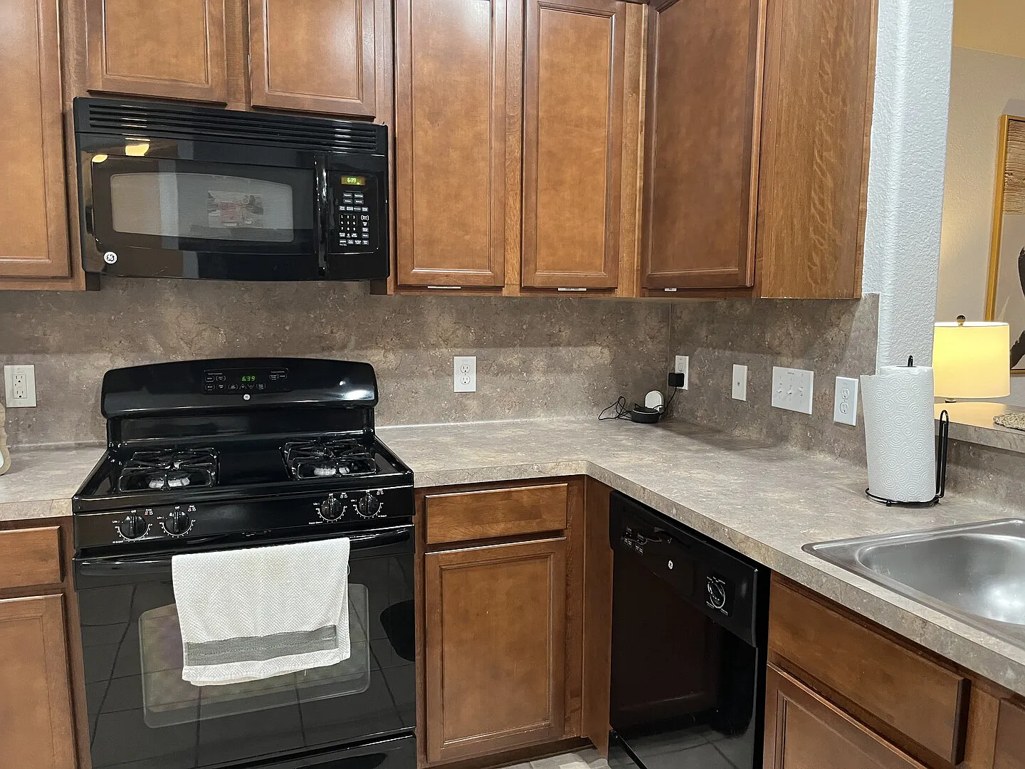 Quiet, Comfortable Home in A Safe Neighborhood — Photo 4