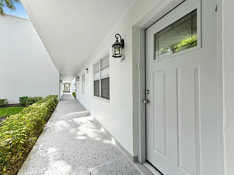548 Burgundy St #L — Photo 2