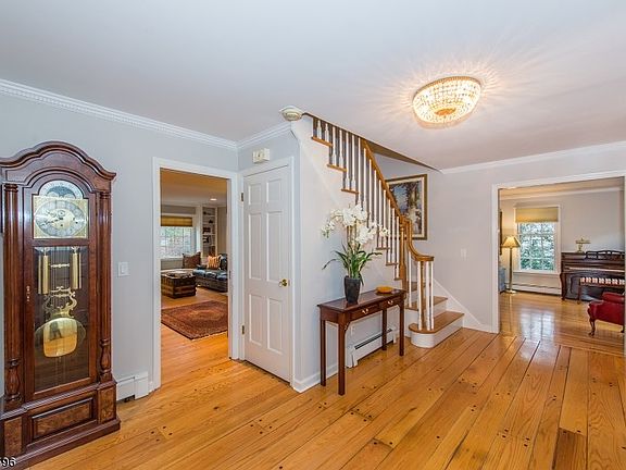 2nd image of 39 Hamilton Dr E