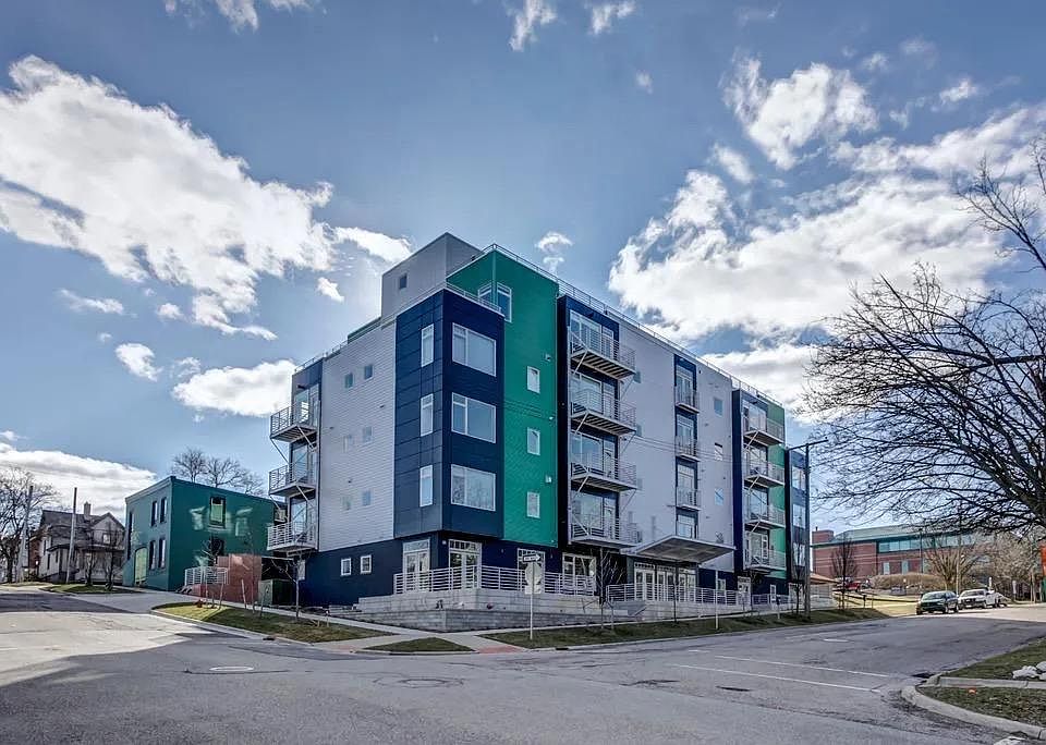 1st image of 121 W Kingsley St #102