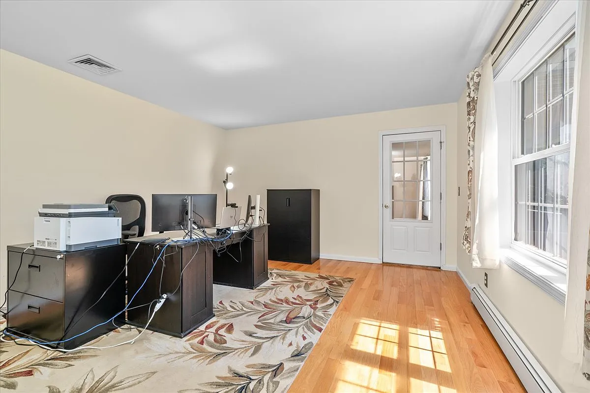 4 bed, 2.5 bath, 2352 sqft, $3,800 — Photo 3