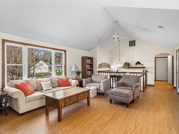 4th image of 15 Pine Valley Rd