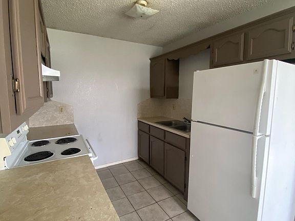 2nd image of 823 W 1st St #2