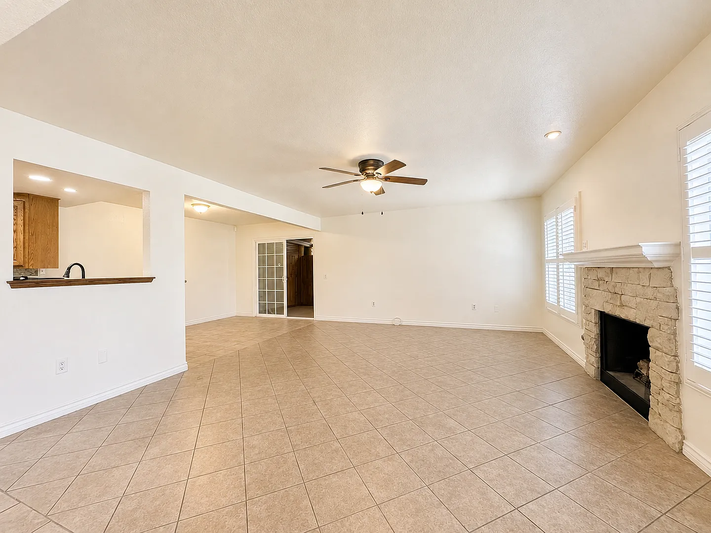 55+ Single Story Condo in Hemet — Photo 3
