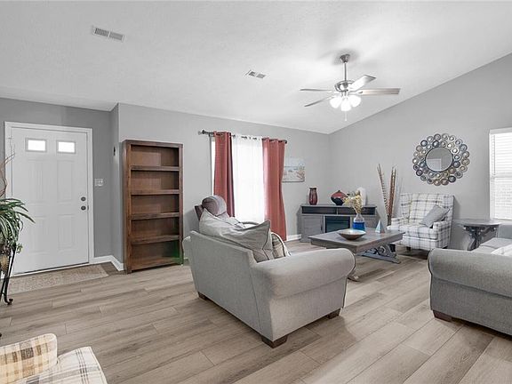 4th image of 21 Loch Cir