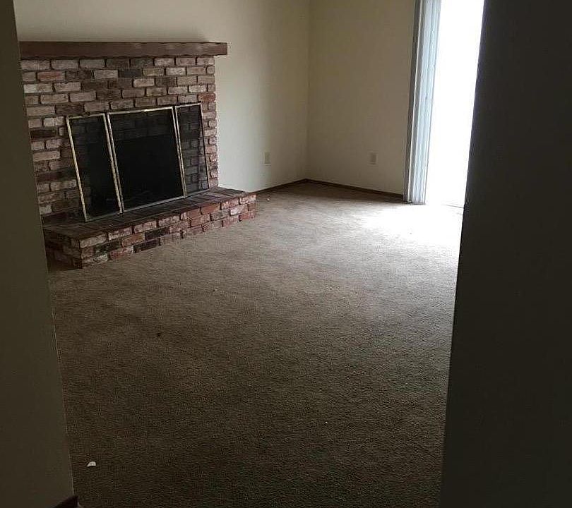 1st image of 421 Windsor Ct