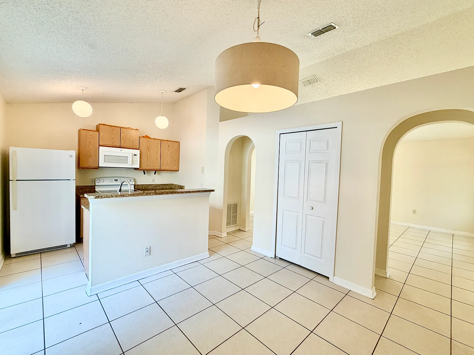 3 bed, 1148 sqft, $2,200 — Photo 3