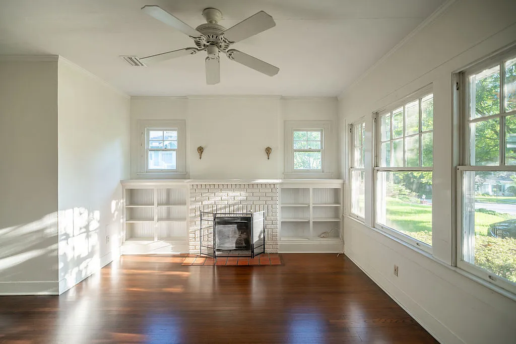 3 bed, 1369 sqft, $2,100 — Photo 1