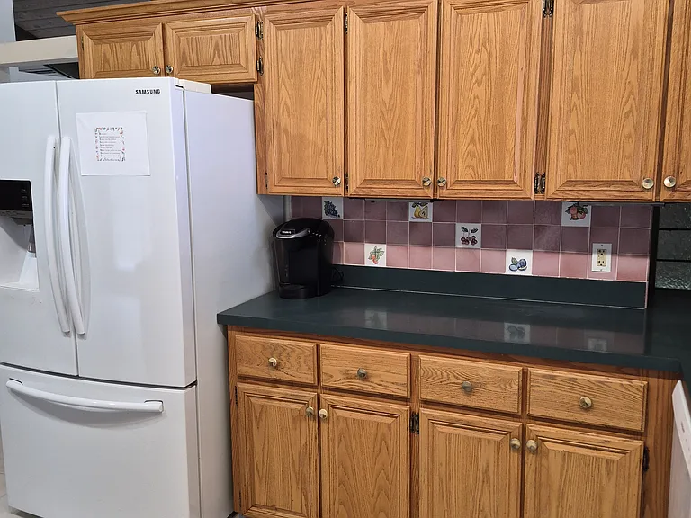 172 Riverside Dr — Photo 2