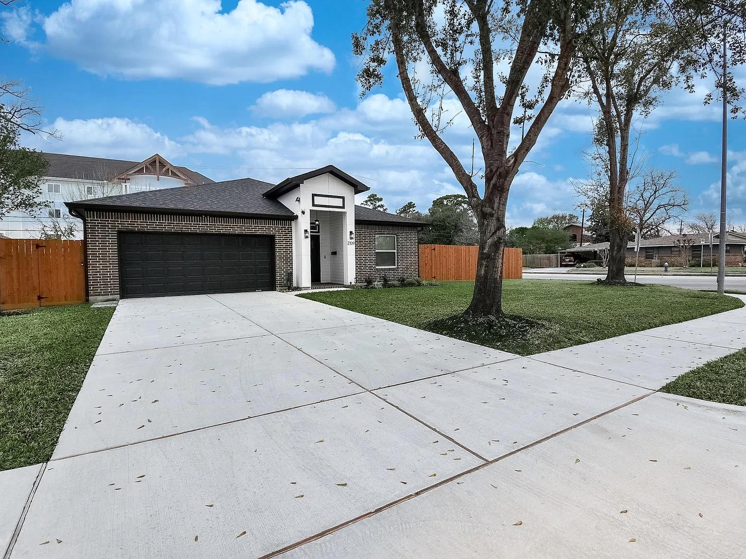 3 bed, 3.0 bath, 2352 sqft, $3,200 — Photo 4