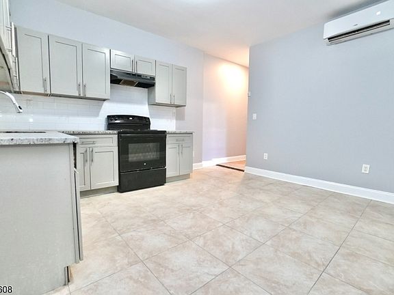 4th image of 351 Mulberry St