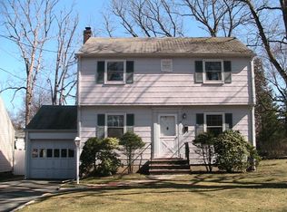 17 Burnet Hill Rd, Livingston, NJ 07039