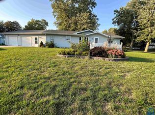 214 E Cleveland St, Holstein, IA 51025