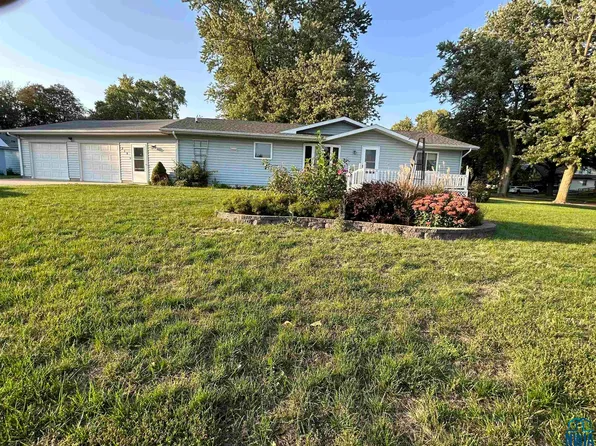 214 E Cleveland St, Holstein, IA 51025