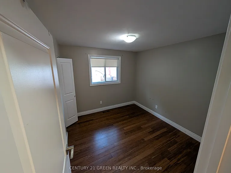 4 Wenlock Cres — Photo 11