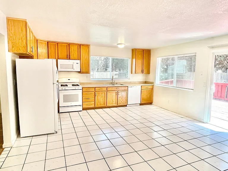 1431 Jasmine Cir — Photo 6