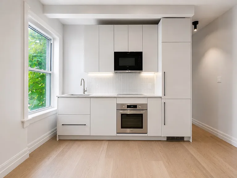 241 W 13th St #8 — Photo 2