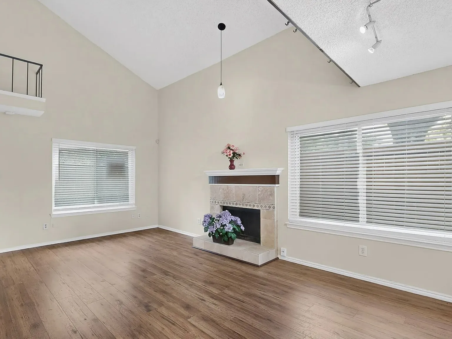 2 bed, 1323 sqft, $1,940 — Photo 3