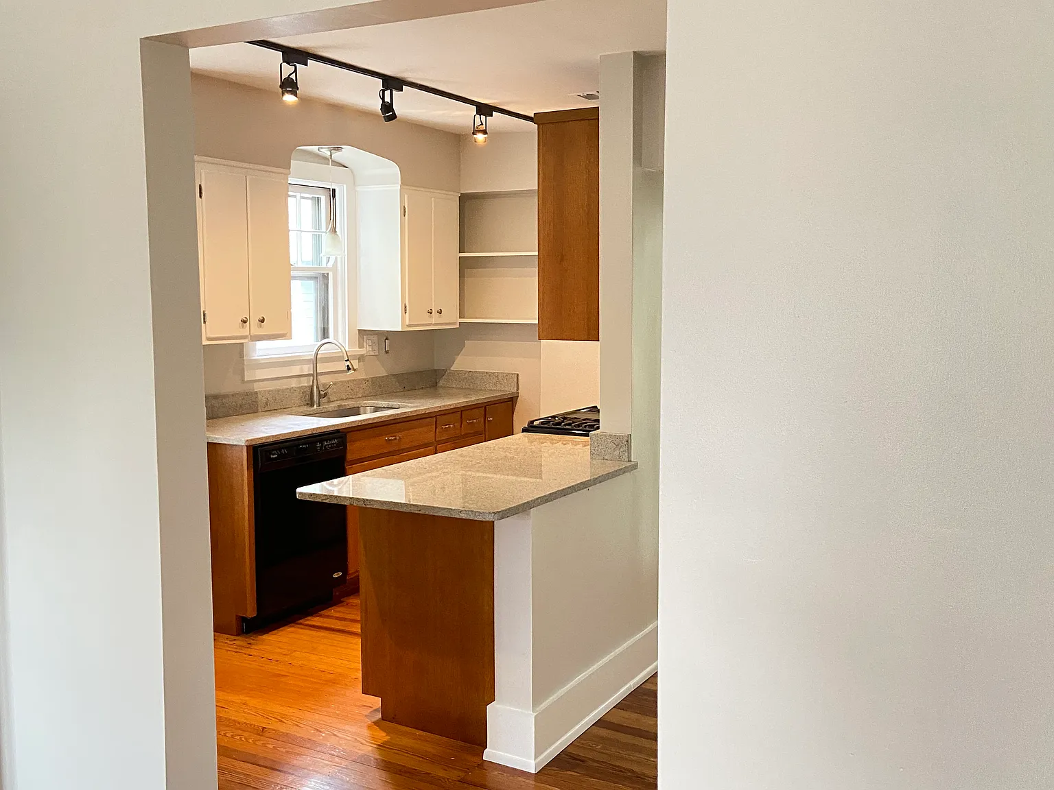 2 bed, 900 sqft, $1,850 — Photo 3
