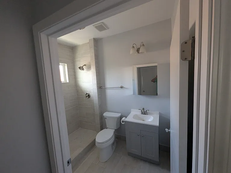 1423 Glenwood Dr — Photo 2