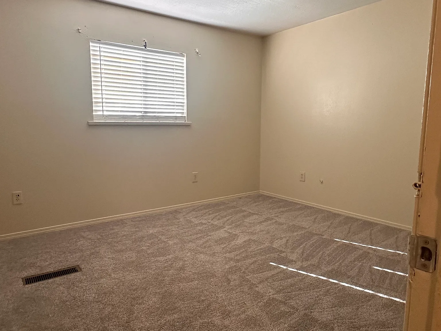 2 bed, 1100 sqft, $1,300 — Photo 3