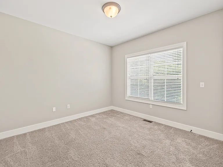 137 N Franklin Ave — Photo 16