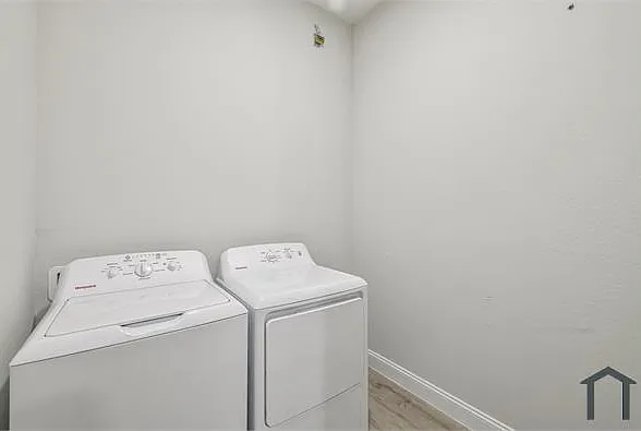 827 Carpenter St E — Photo 17