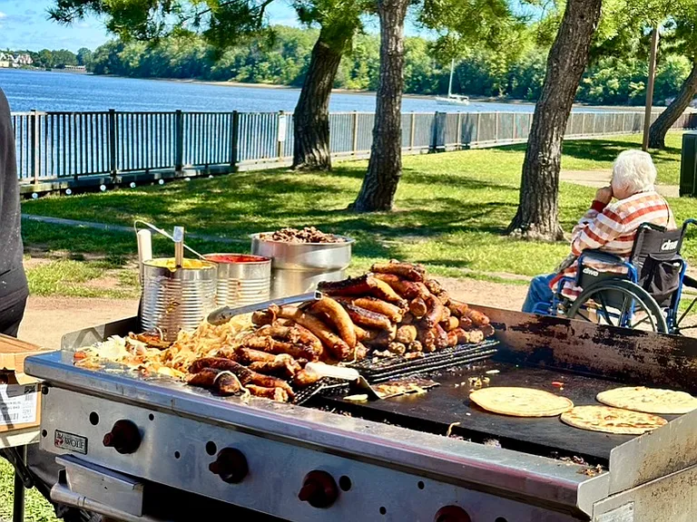 Olde Burlington City Water front Promenade : at the historical Delaware River "FOOD TRUCK TUESDAYS"