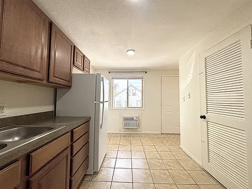 615 E 700 S Photo 1