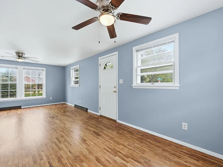 4828 Webster St — Photo 4